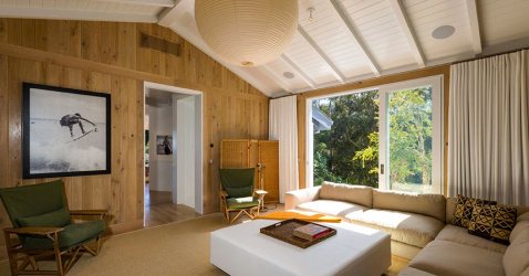 Netradyční způsoby využití obkladových palubek v interiéru obývacího pokoje