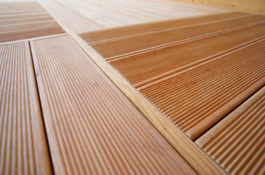 Jak správně pokládat terasová prkna: návod pro domácí kutily