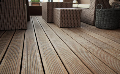 Palubní vs. terasová prkna: jak vybrat ideální materiál pro vaše venkovní prostory?
