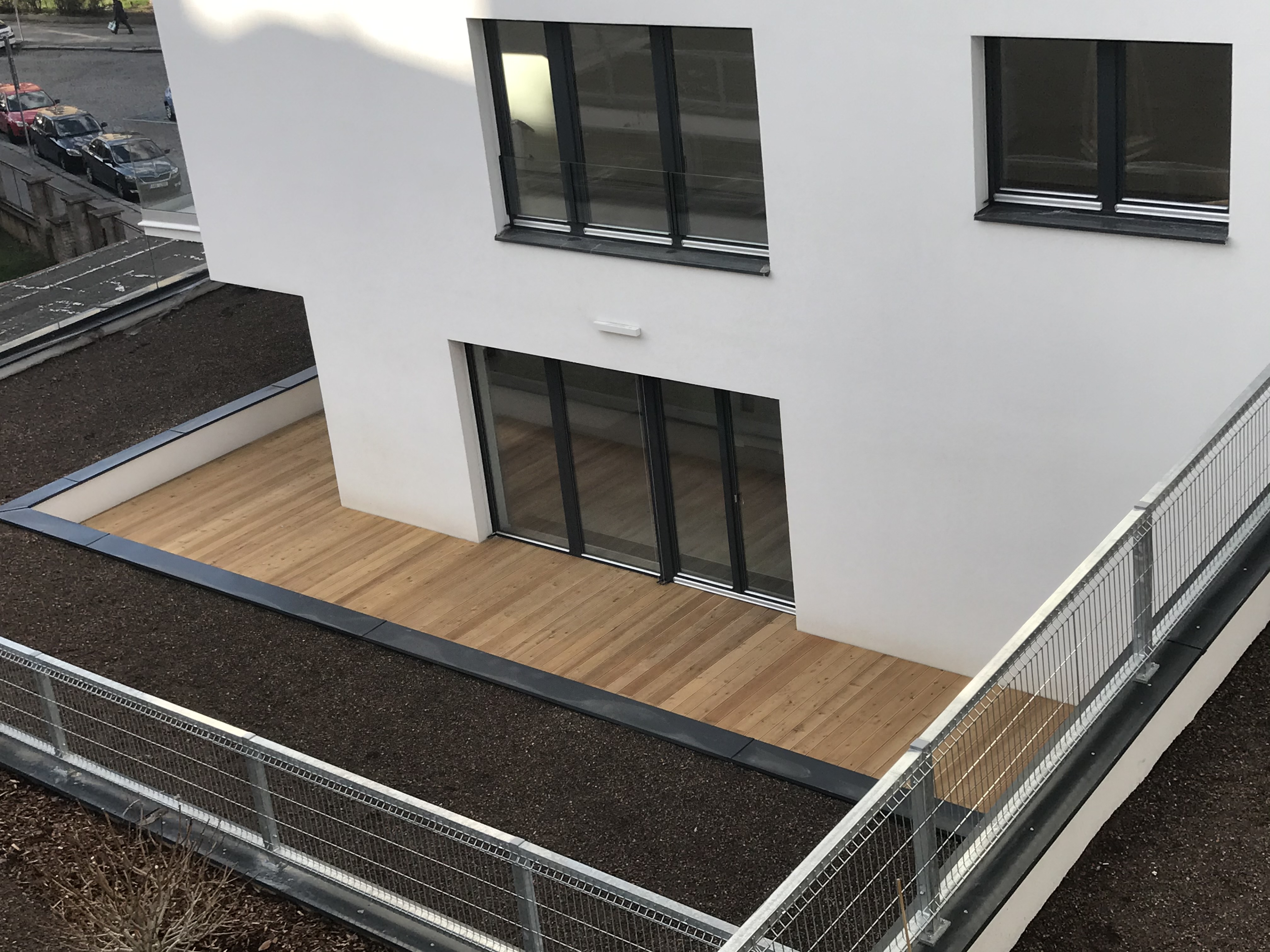 Terasy ve městě: využití terasových prken na balkonech a střechách