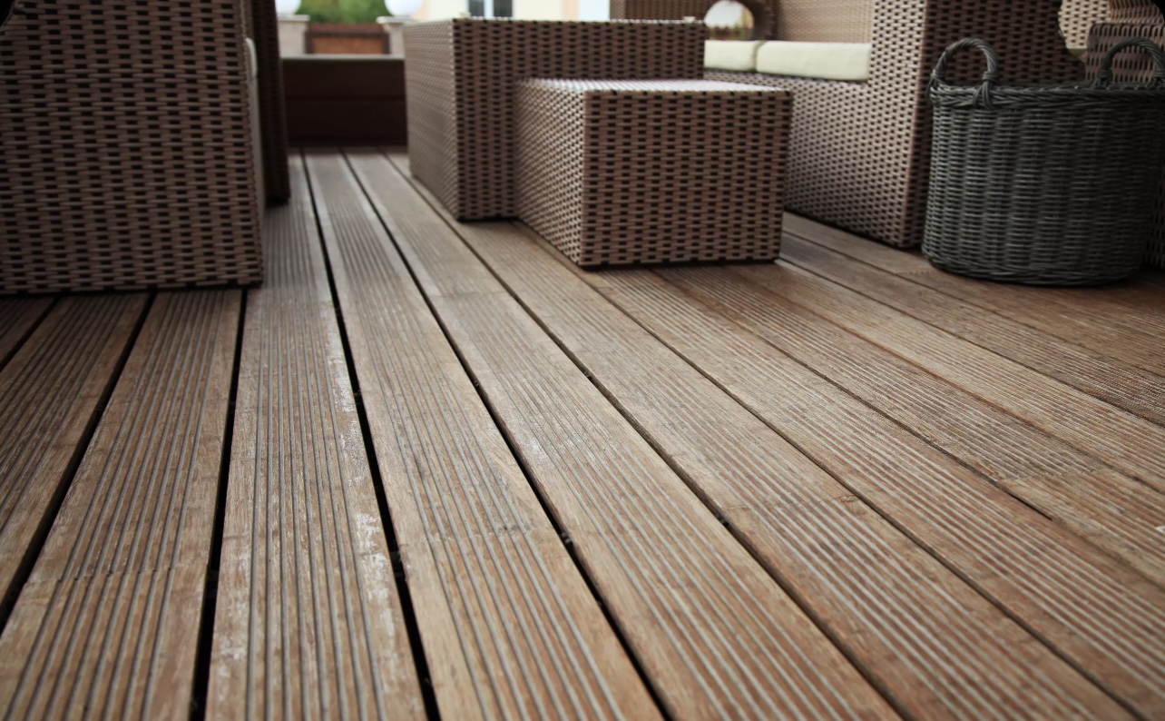 Palubní vs. terasová prkna: jak vybrat ideální materiál pro vaše venkovní prostory?