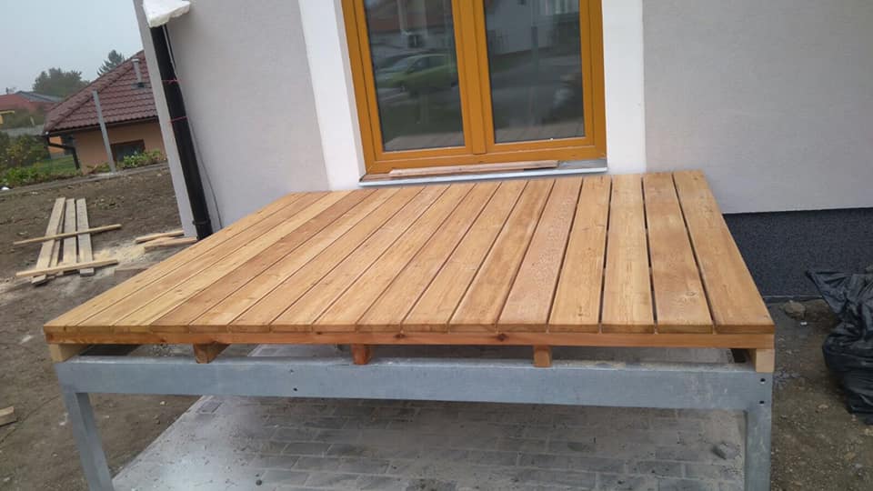 Montáž terasy ze sibiřského modřínu